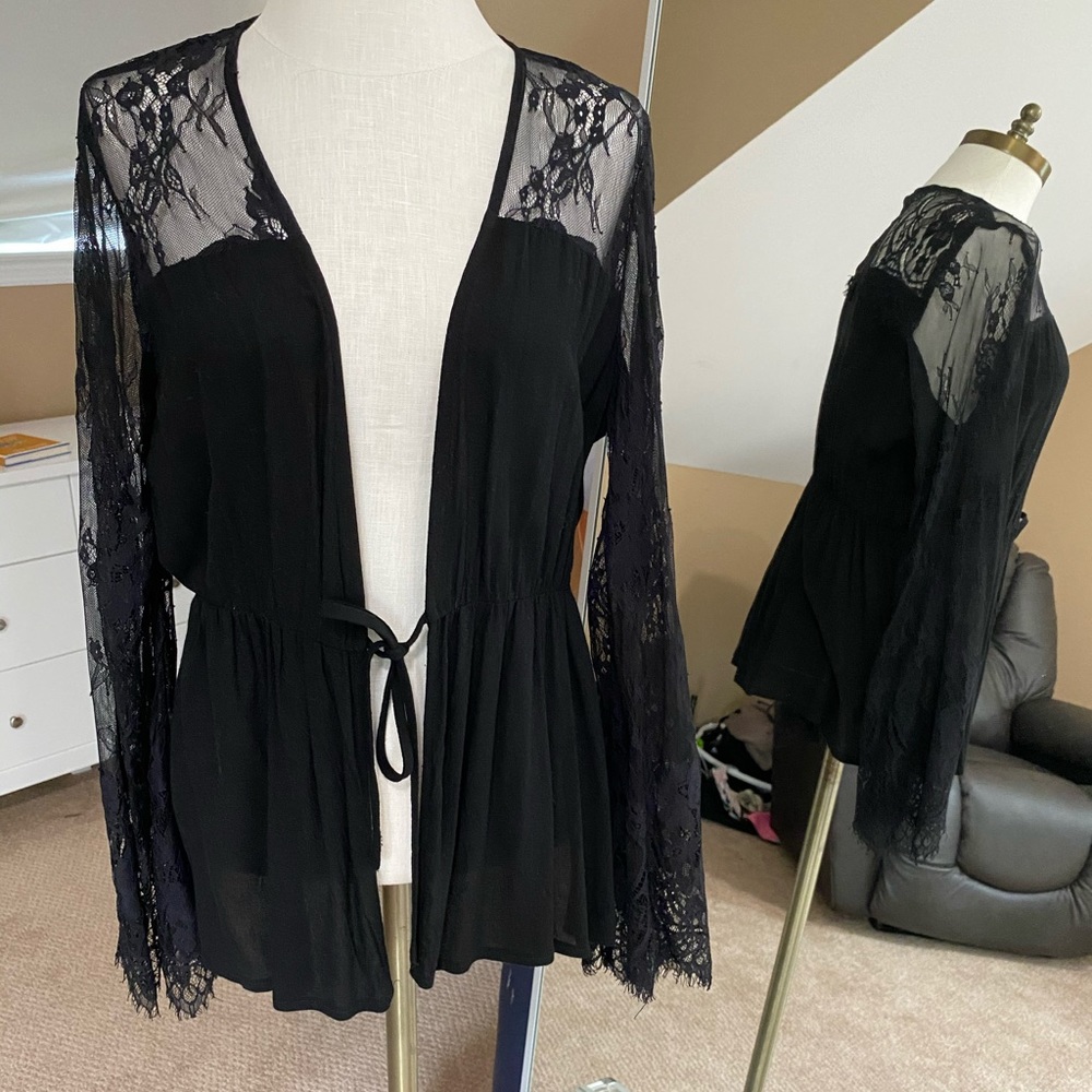 Adorable tie front blouse